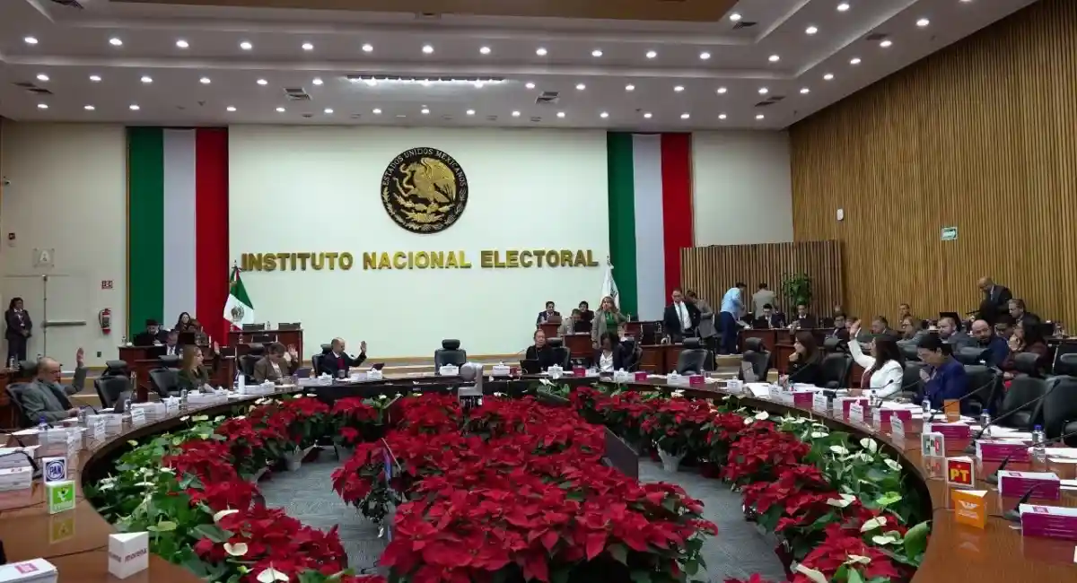 INE aprueba convocatoria para designar nueva presidencia de IEE en Puebla.