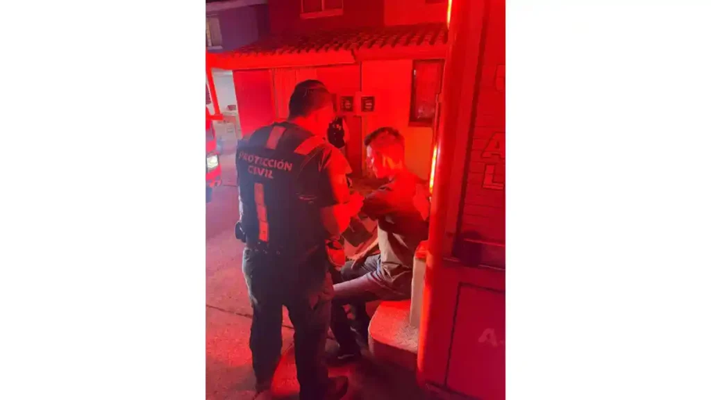 Paramédico prestando atención médica a un joven en el fraccionamiento Loma Real.