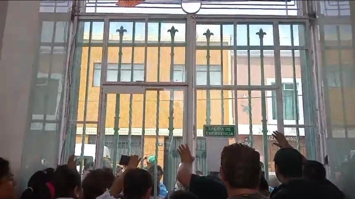 Conflicto entre socios del Instituto Angelopolitano desata trifulca a la hora de la salida