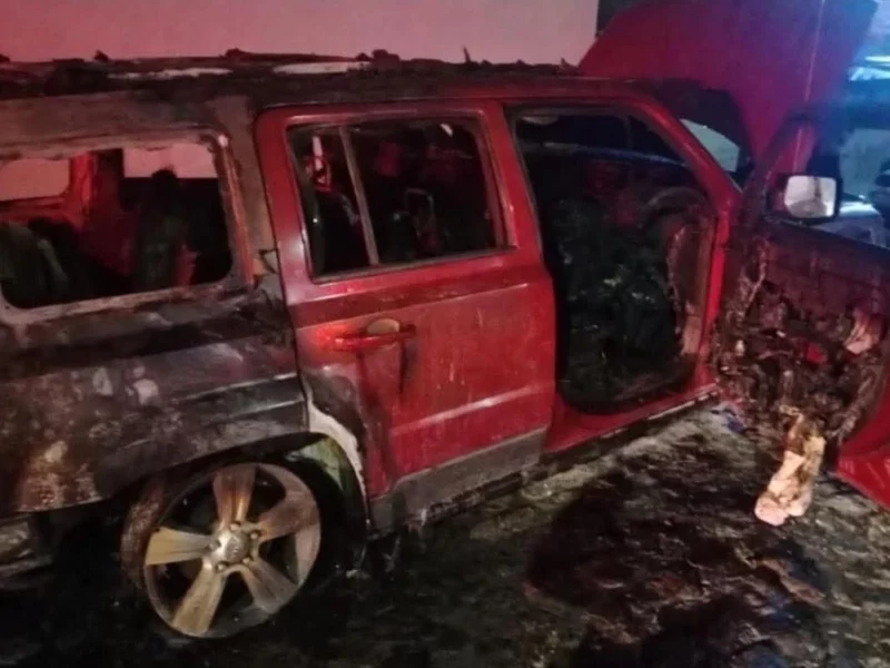 ¡Terror en Lomas 5 de Mayo! Rafaguean casa e incendian dos automóviles