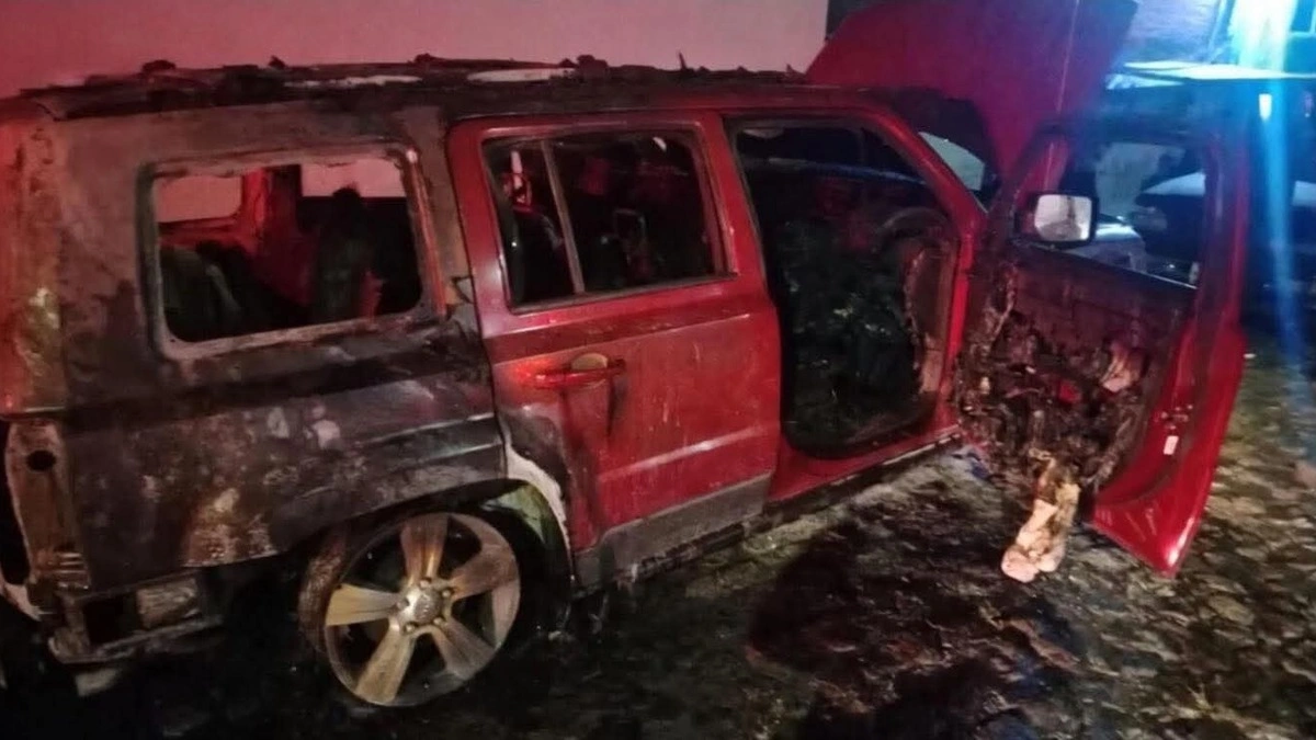 ¡Terror en Lomas 5 de Mayo! Rafaguean casa e incendian dos automóviles