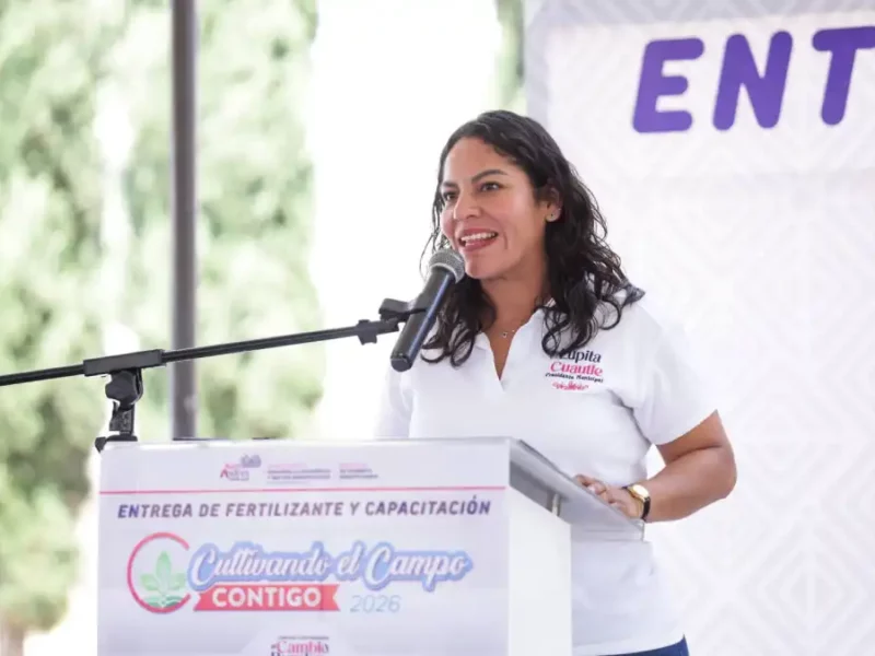 Lupita Cuautle encabeza segunda entrega de fertilizante a familias productoras