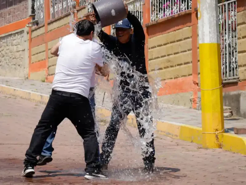 Multas de hasta 7 mil pesos pagarán poblanos que desperdicien agua este Sábado de Gloria.