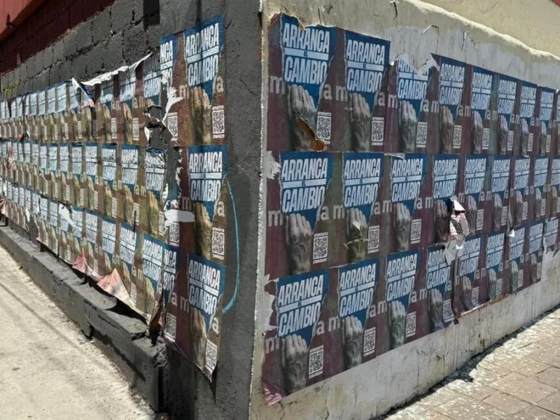 PAN tapiza de propaganda contra Morena la zona de monumentos de Puebla 