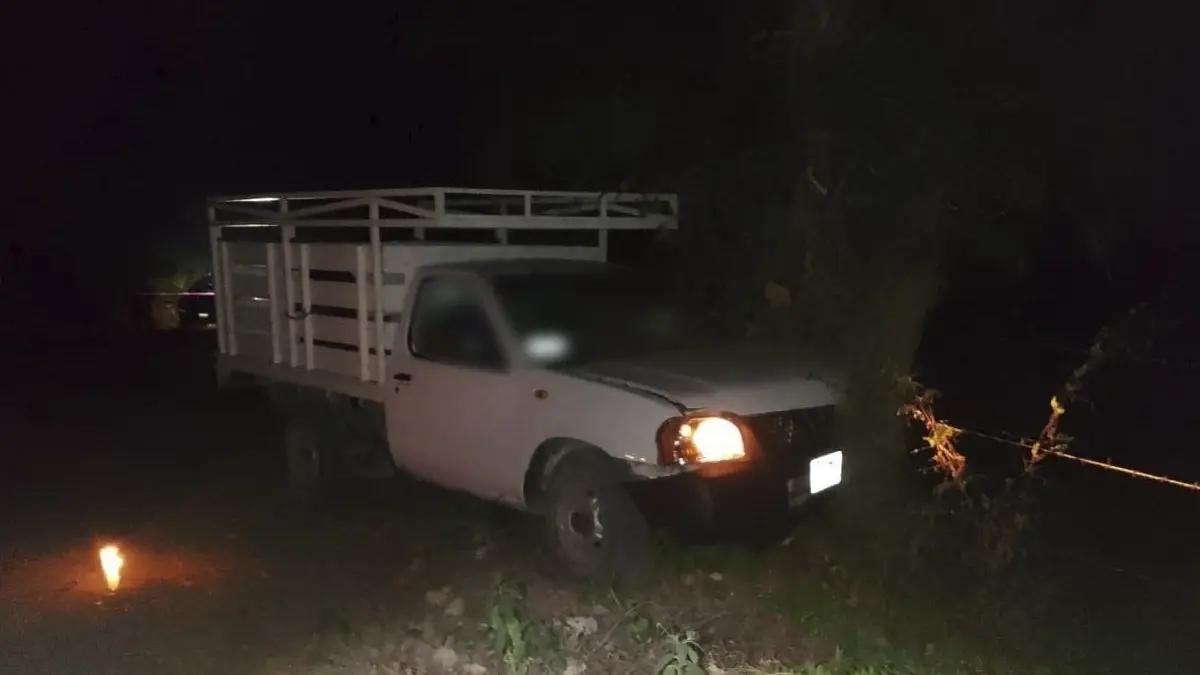 Camioneta donde asesinaro a una pareja de esposos en Francisco Z. Mena.