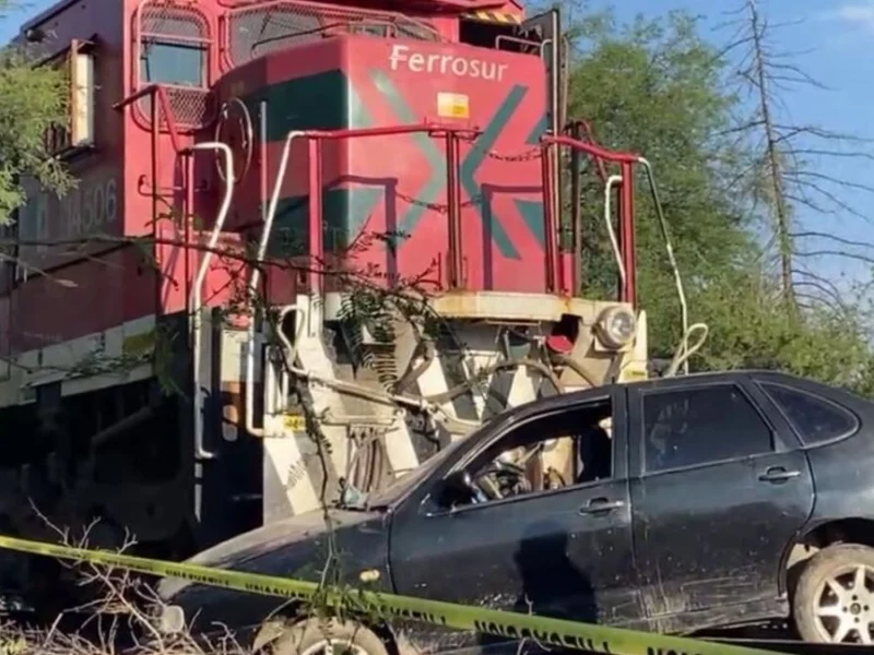 Conductor intenta ganarle al tren y provoca muerte de mujer en Tehuacán