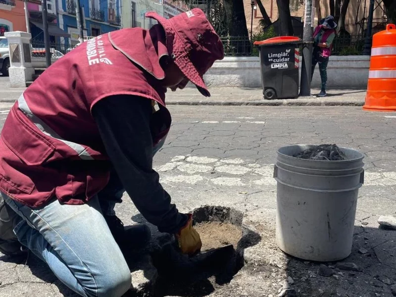 Sustituyen adoquín con daños en el Centro Histórico por la Procesión de Viernes Santo 