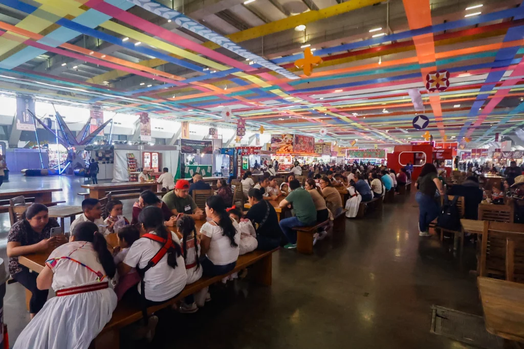 Vale la pena resaltar el pabellón de cocineras tradicionales que se ubica en una carpa sobre el estacionamiento detrás del Centro Expositor.