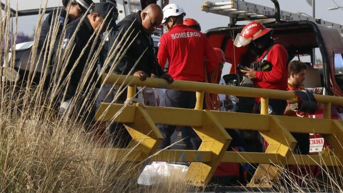 Muere mujer al ser atropellada y caer desde un puente en Periférico Ecológico