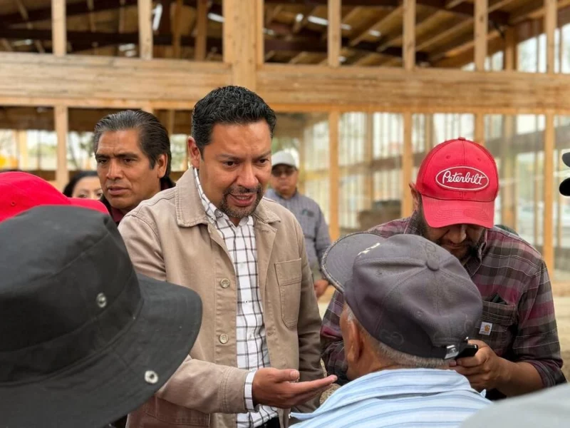 Andrés Villegas encabeza asamblea para resolver el problema del parque en el Barrio de San Juan