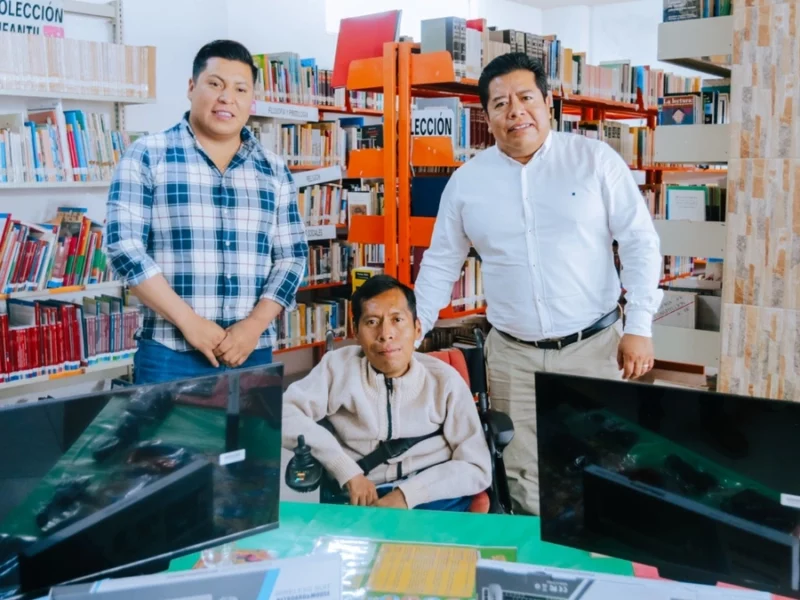 Mateo Hernández entrega equipo de cómputo a la biblioteca Netzahualcóyotl en Tecamachalco