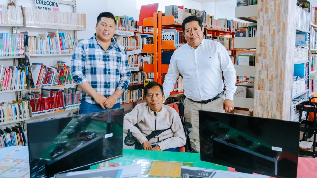 Mateo Hernández entrega equipo de cómputo a la biblioteca Netzahualcóyotl en Tecamachalco
