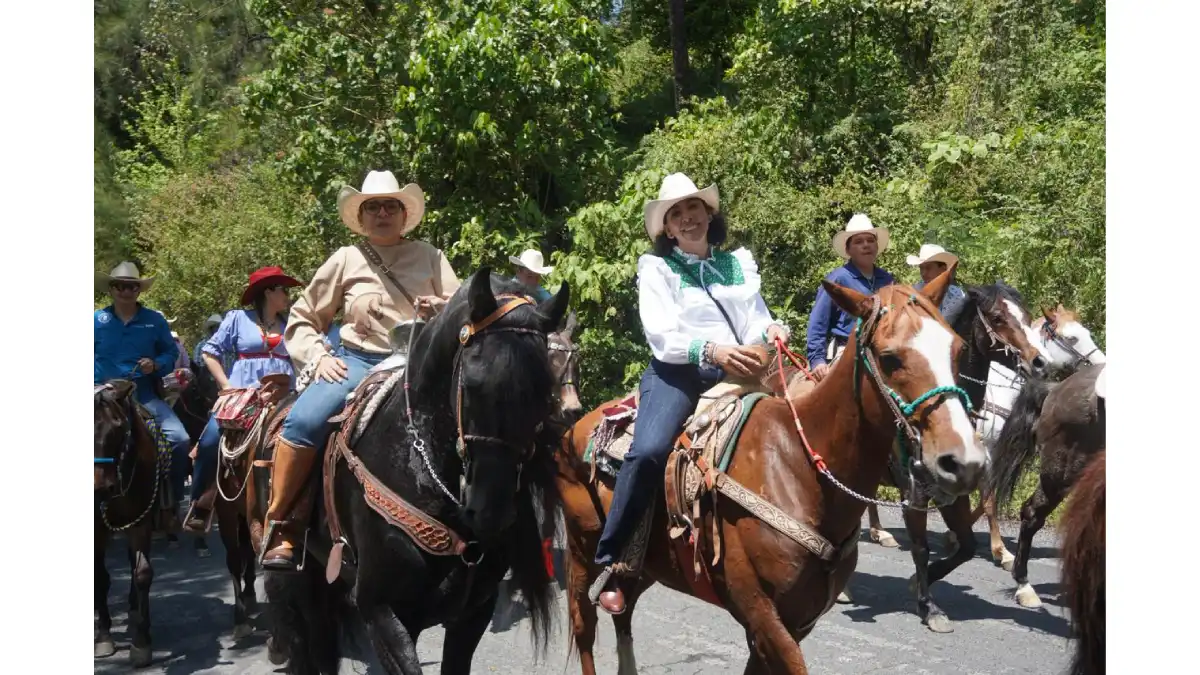 Destaca Guadalupe Vargas la importancia de las tradiciones y el sector ganadero en cabalgata de Xicotepec