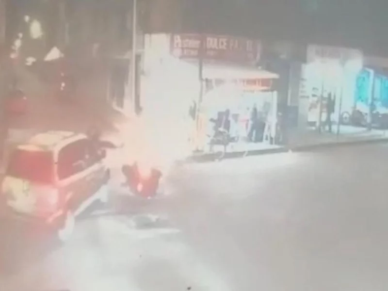 VIDEO: Camioneta atropella a motociclista en la Constitución Mexicana y se da a la fuga
