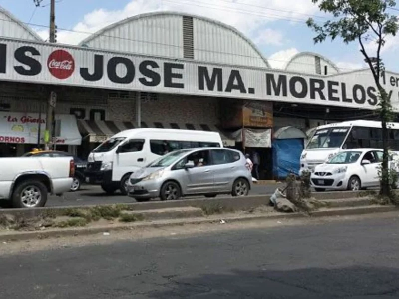 Comando irrumpe en el mercado Morelos y balea a tres