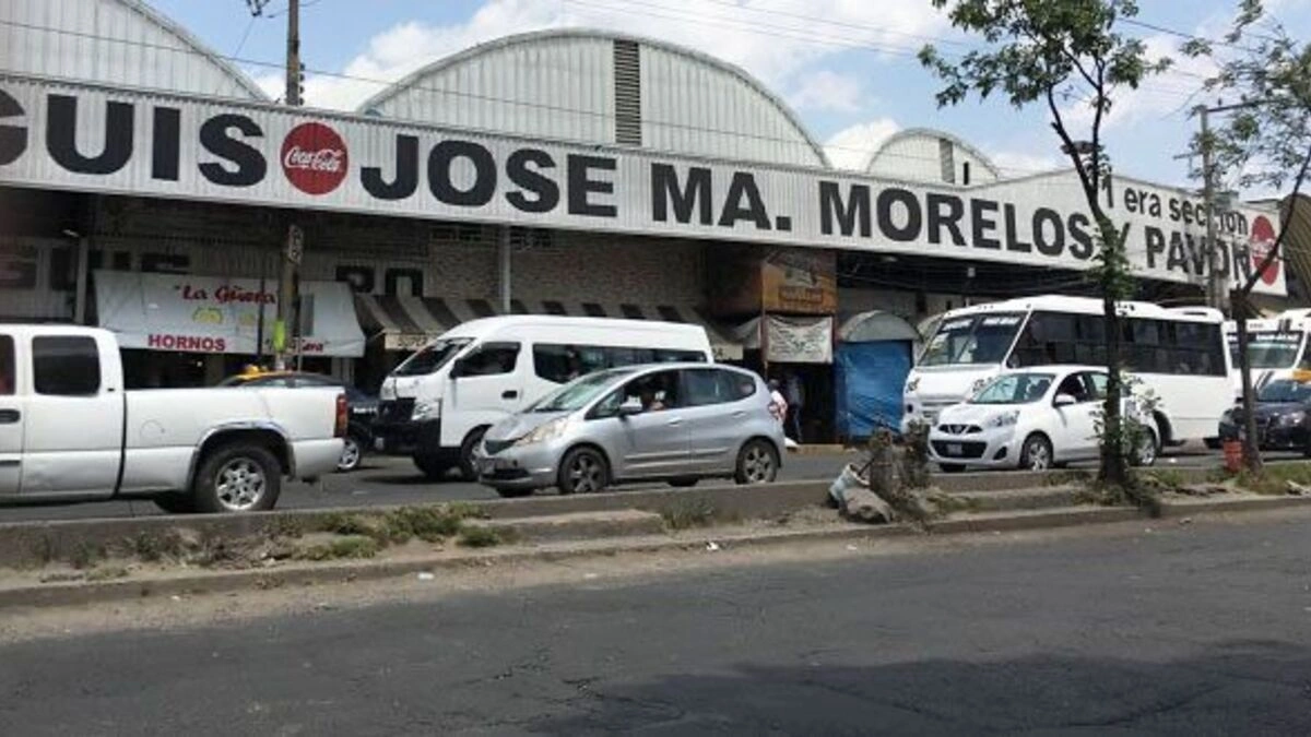 Comando irrumpe en el mercado Morelos y balea a tres