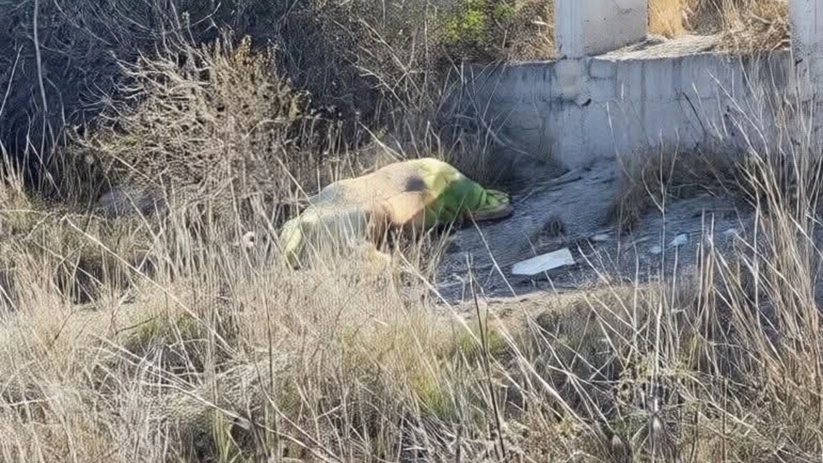 Hallan cuerpo encobijado en Chapulco