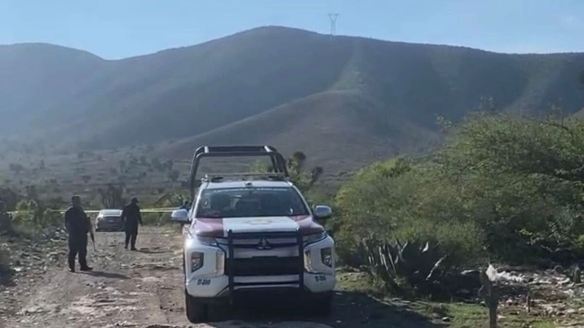 Hallan dos cuerpos encobijados dentro de un vehículo en Azumbilla