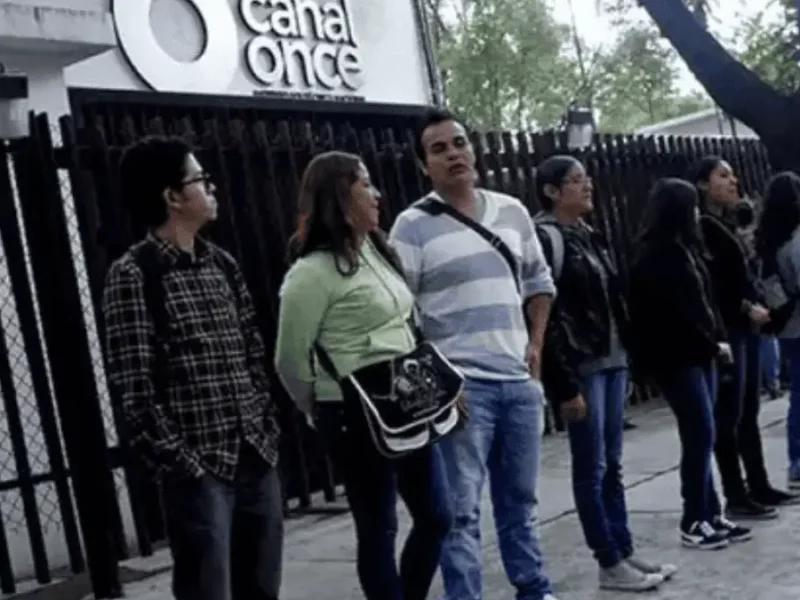 Estudiantes del IPN toman las instalaciones de Canal Once