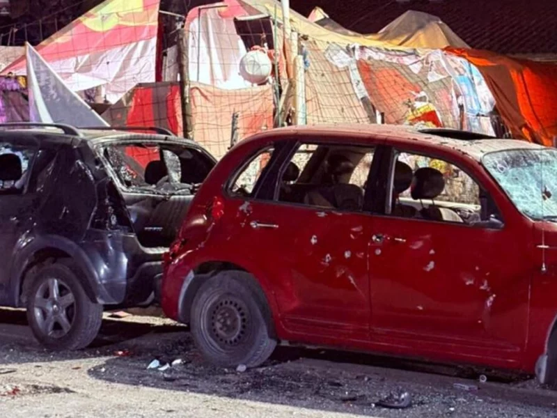 Acusan a sujetos de invadir terreno y destrozar siete vehículos en Geovillas del Sur