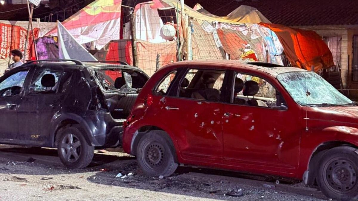 Acusan a sujetos de invadir terreno y destrozar siete vehículos en Geovillas del Sur