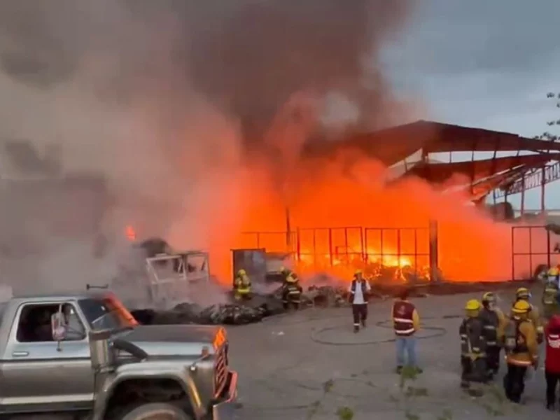 Incendio en recicladora de Coronango consume toneladas de residuos