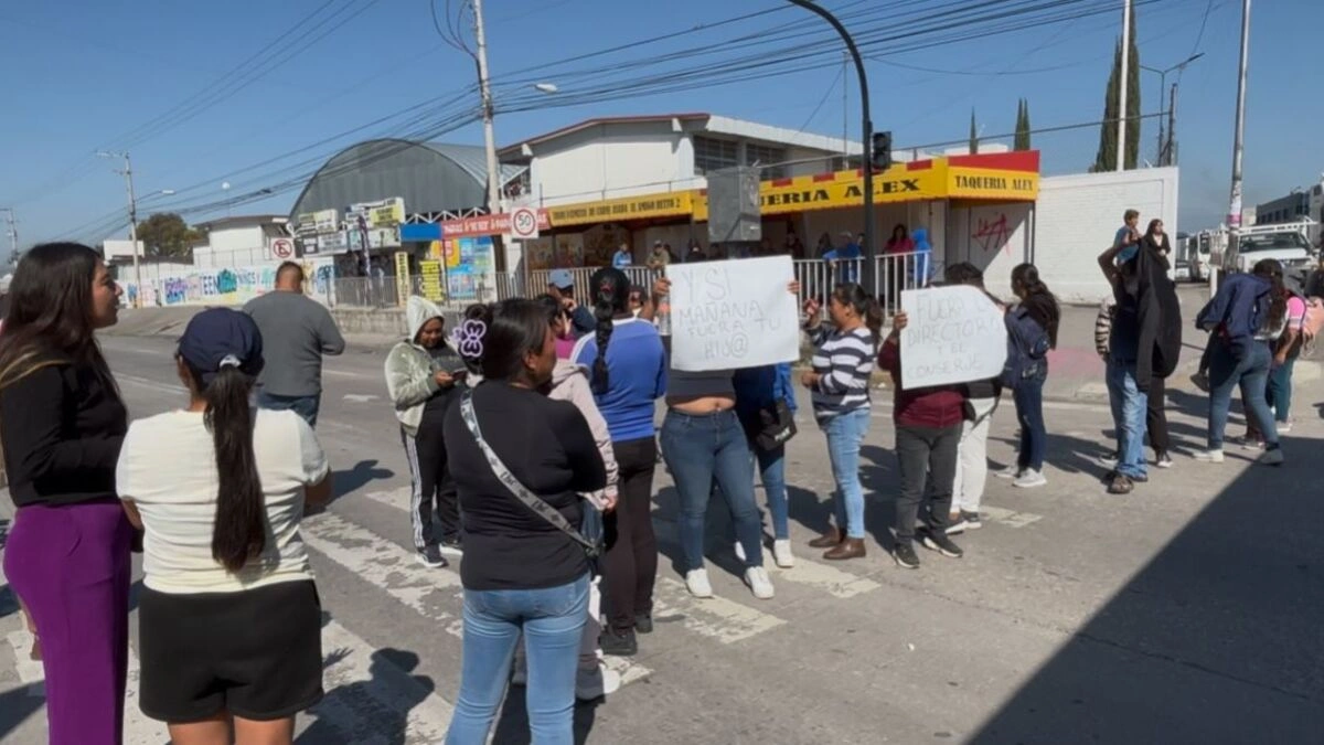 Separan a intendente de primaria en Temoxtitla por espiar a los alumnos en los baños
