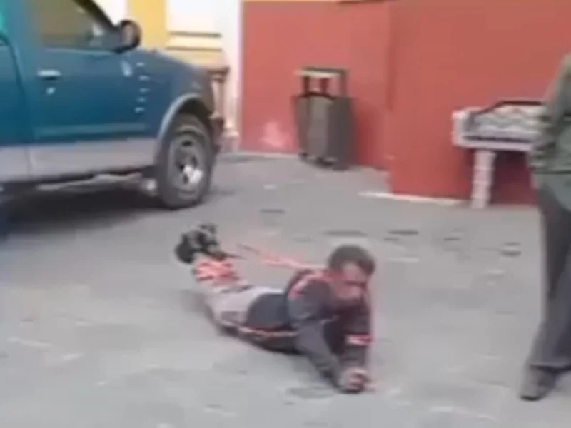VIDEO: Atrapan a presunto ladrón y lo amarran frente a iglesia en Cholula