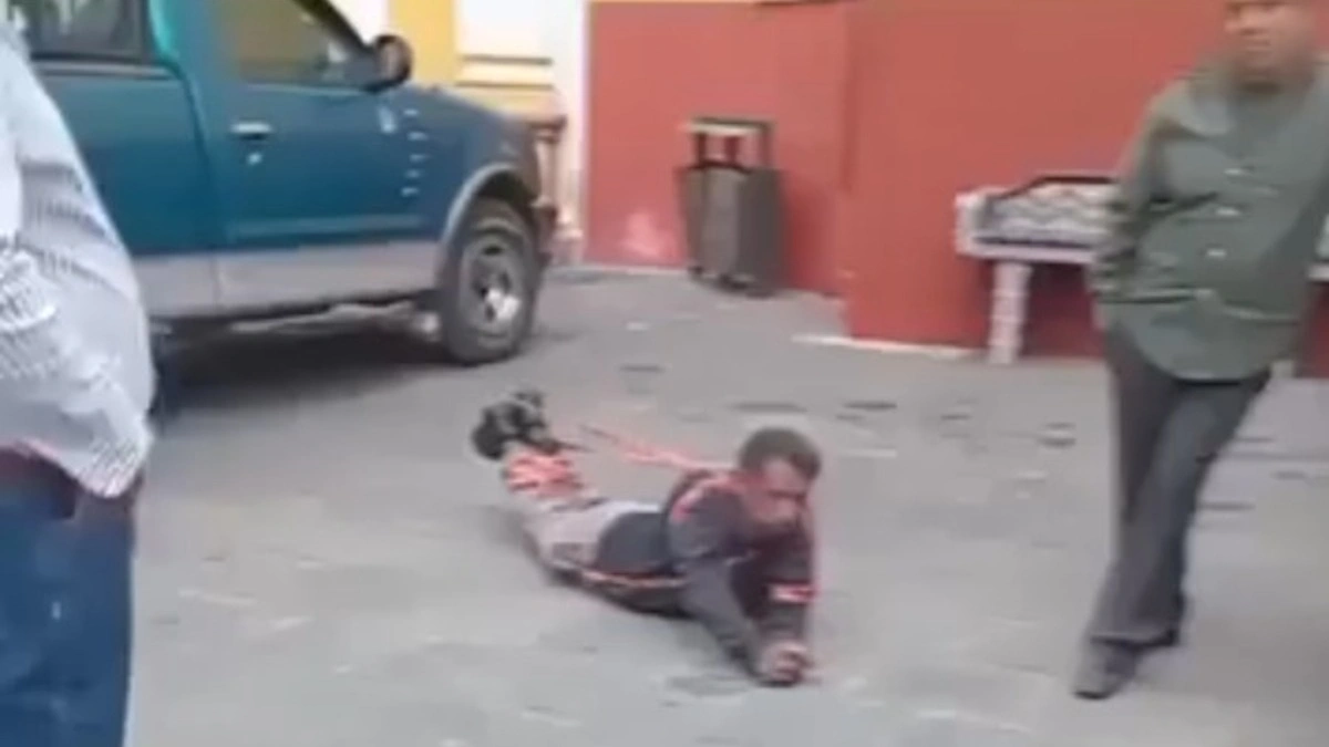 VIDEO: Atrapan a presunto ladrón y lo amarran frente a iglesia en Cholula