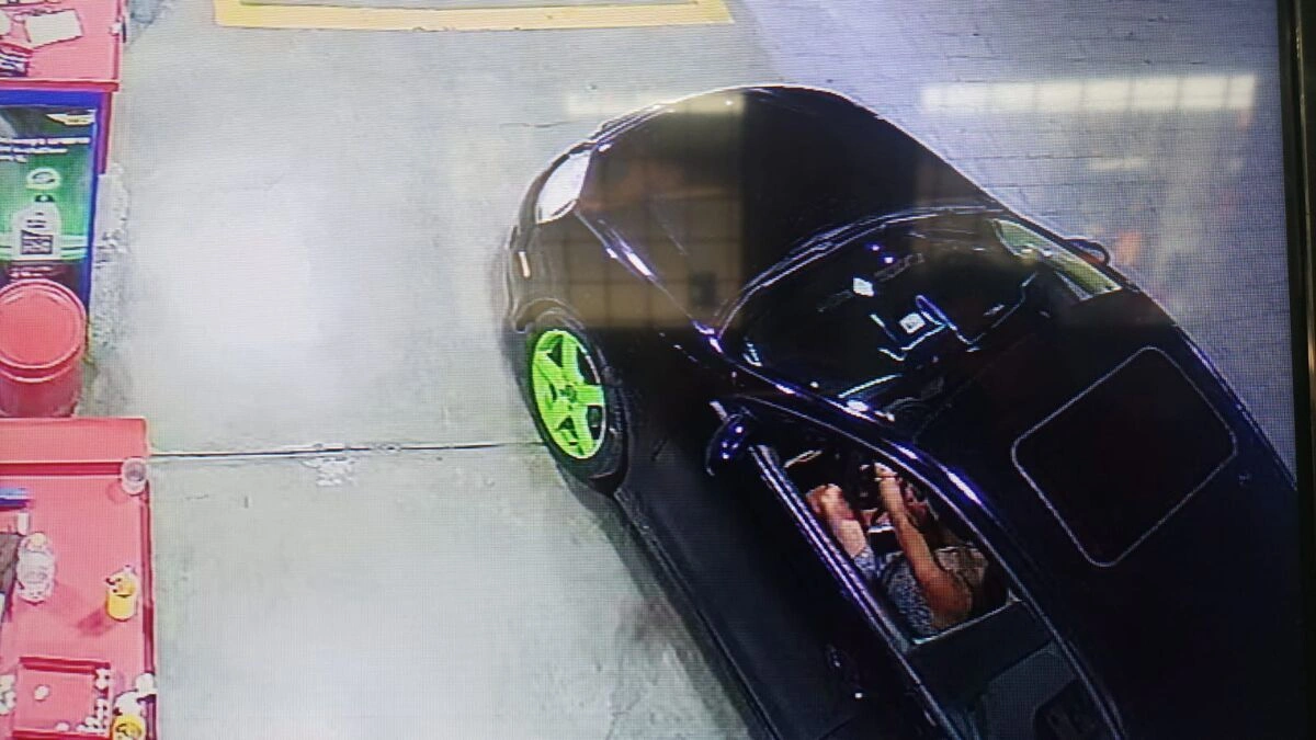 VIDEO: Conductora carga en gasolinera en la Recta a Cholula y huye sin pagar 