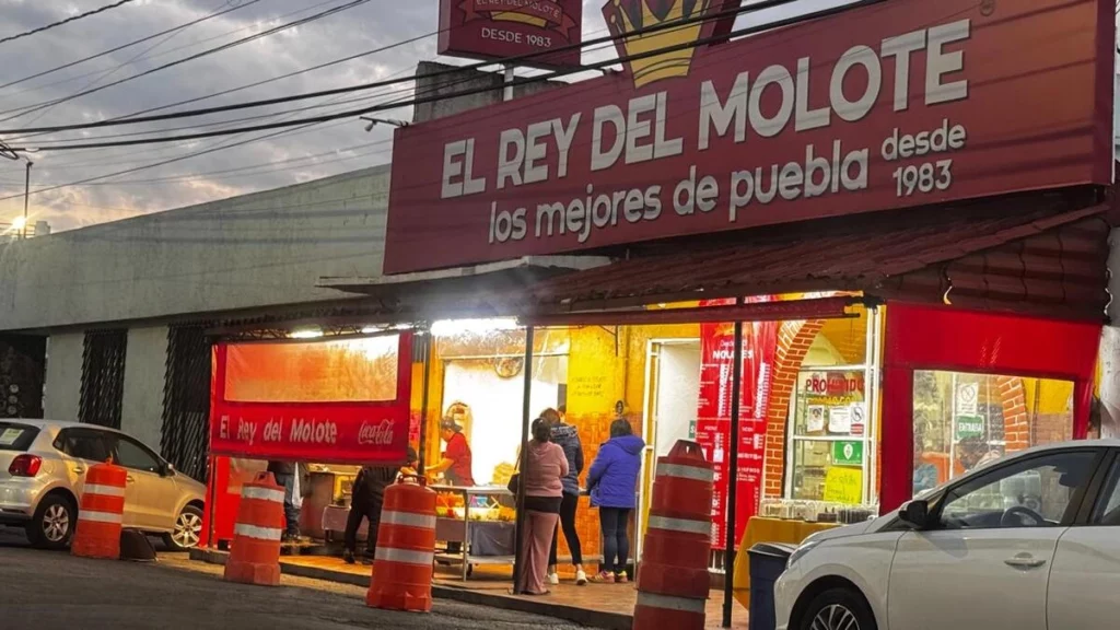 El rey del molote es uno de los negocios que se agandallan las banquetas en Puebla capital.