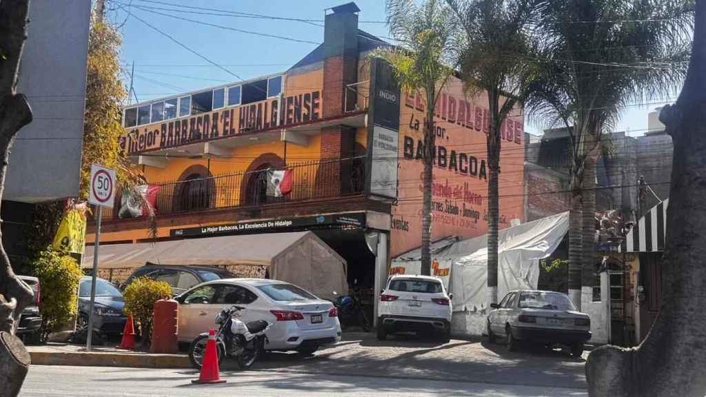 El puesto “Barbacoa El Hidalguense” en Puebla capital se une a la lista de negocios que se apropian de las banquetas.