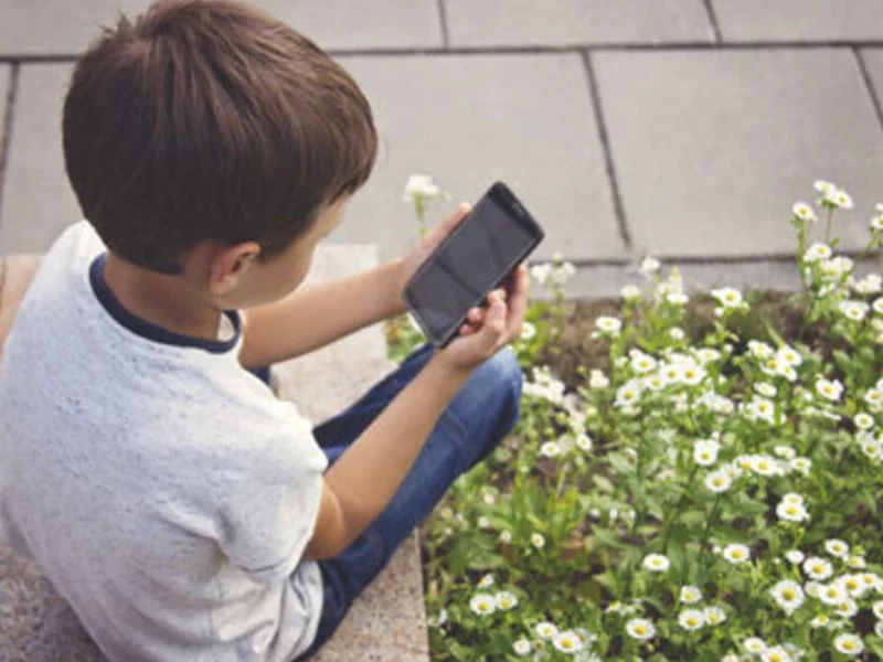 Armenta pide al Congreso legislar para impedir que niños usen celulares