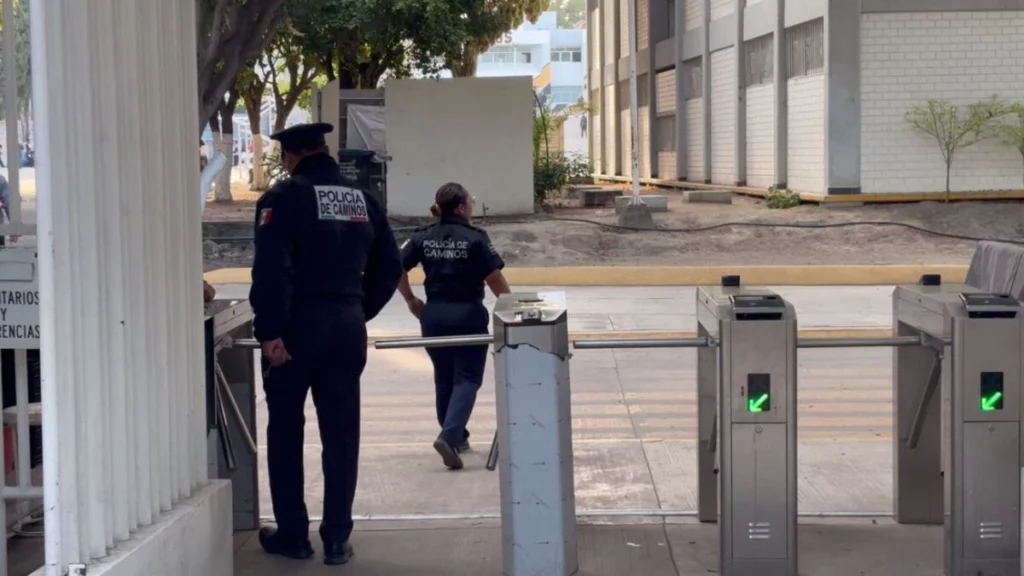 Policías resguardaron el Cenhch, donde también estuvo el gobernador Alejandro Armenta, tras la amenaza de un tiroteo.
