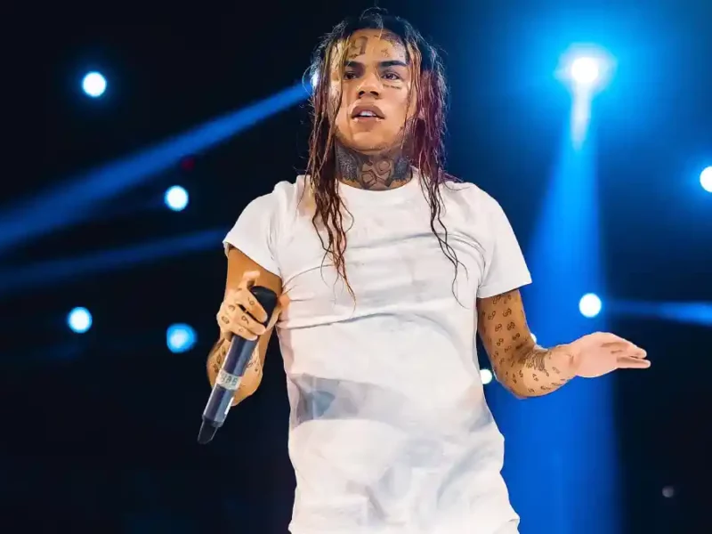 Tekashi 6ix9ine presume autógrafo de Nicolas Maduro al salir de presión.