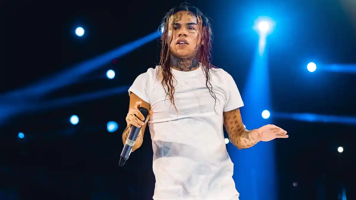 Tekashi 6ix9ine presume autógrafo de Nicolas Maduro al salir de presión.