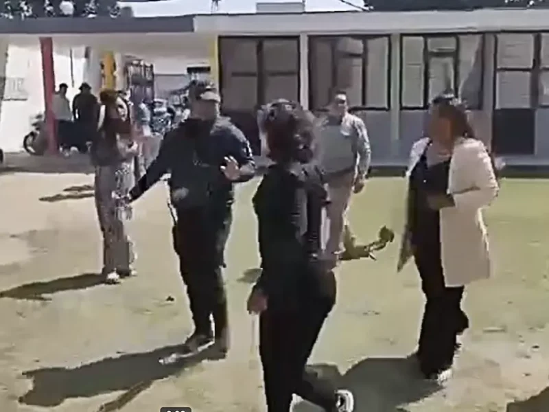 VIDEO: Se agarran a golpes los regidores de Santo Tomás Hueyotlipan, Puebla