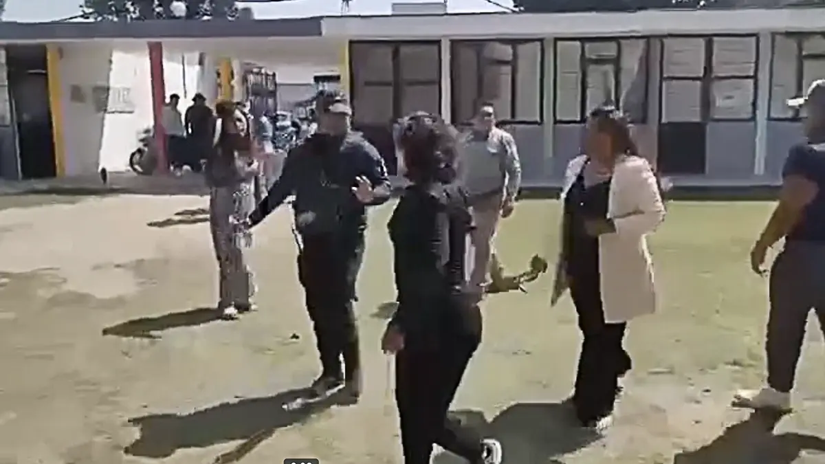 VIDEO: Se agarran a golpes los regidores de Santo Tomás Hueyotlipan, Puebla