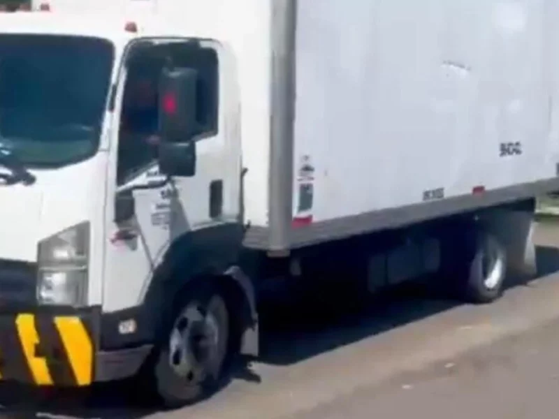 Roban camión Isuzu en la México-Puebla y levantan a un hombre
