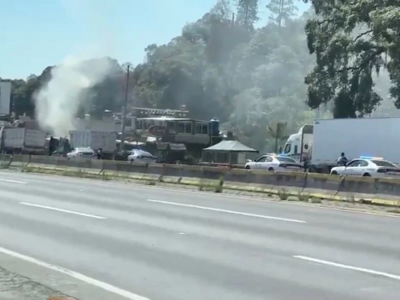 Sindicatos pelean por obras de la autopista México-Puebla y encapuchados desatan balacera