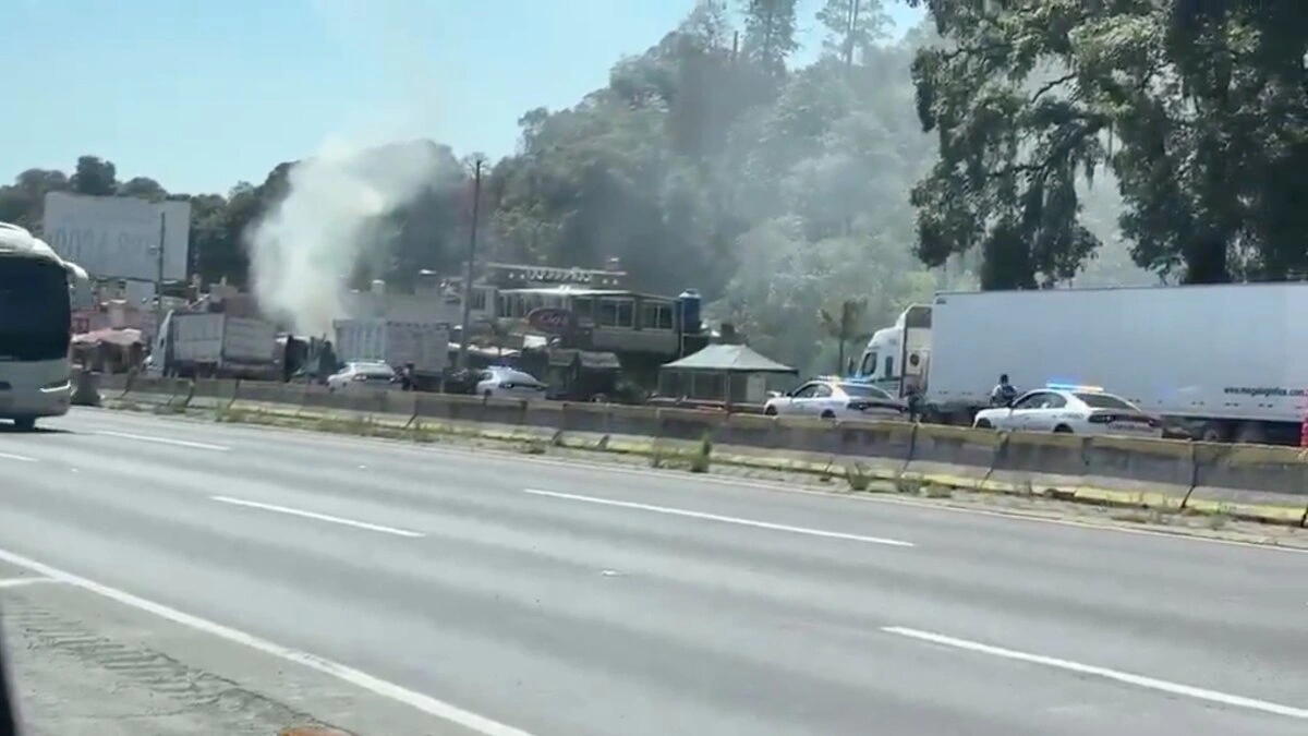 Sindicatos pelean por obras de la autopista México-Puebla y encapuchados desatan balacera