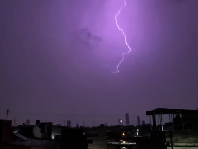 Tormenta eléctrica en Puebla deja inundaciones, accidentes y personas atrapadas