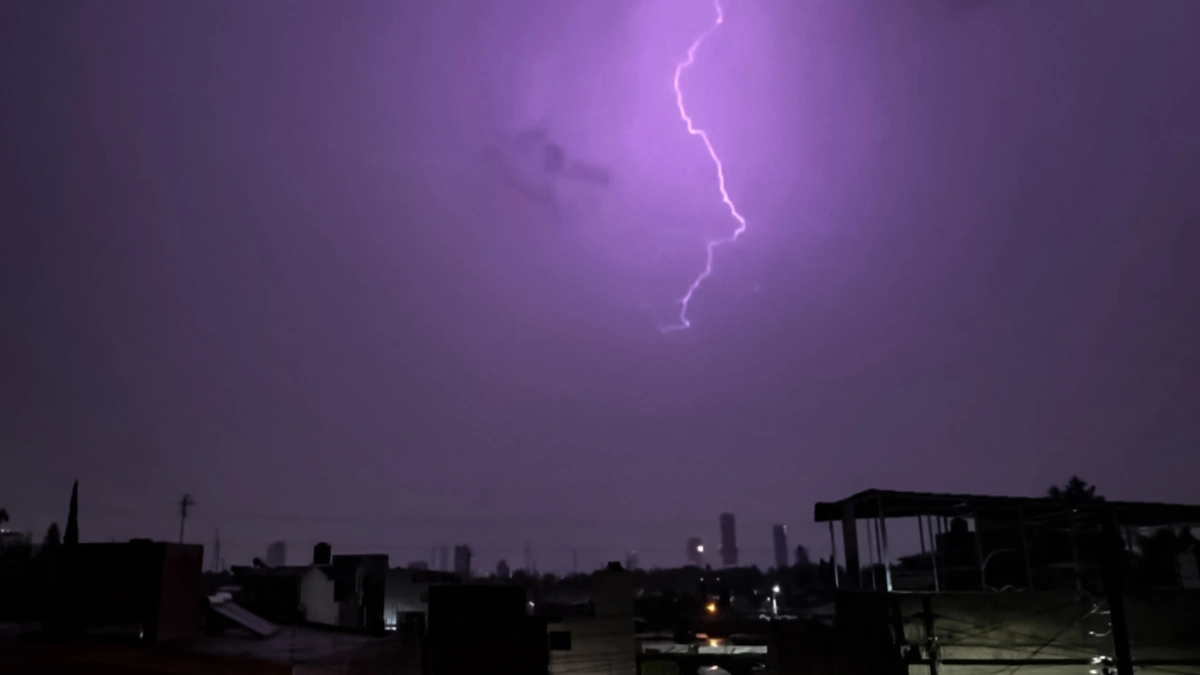 Tormenta eléctrica en Puebla deja inundaciones, accidentes y personas atrapadas