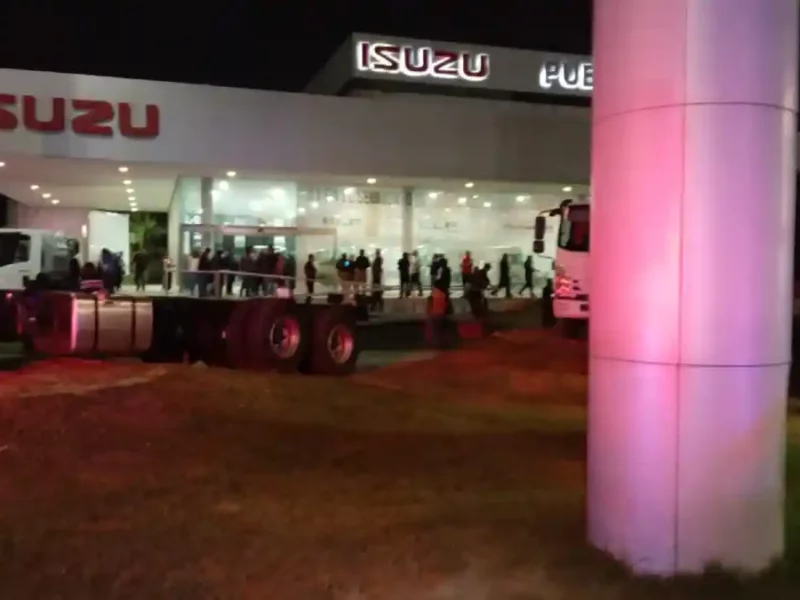 Desalojo en agencia Isuzu de San Andrés Cholula provoca movilización policial.
