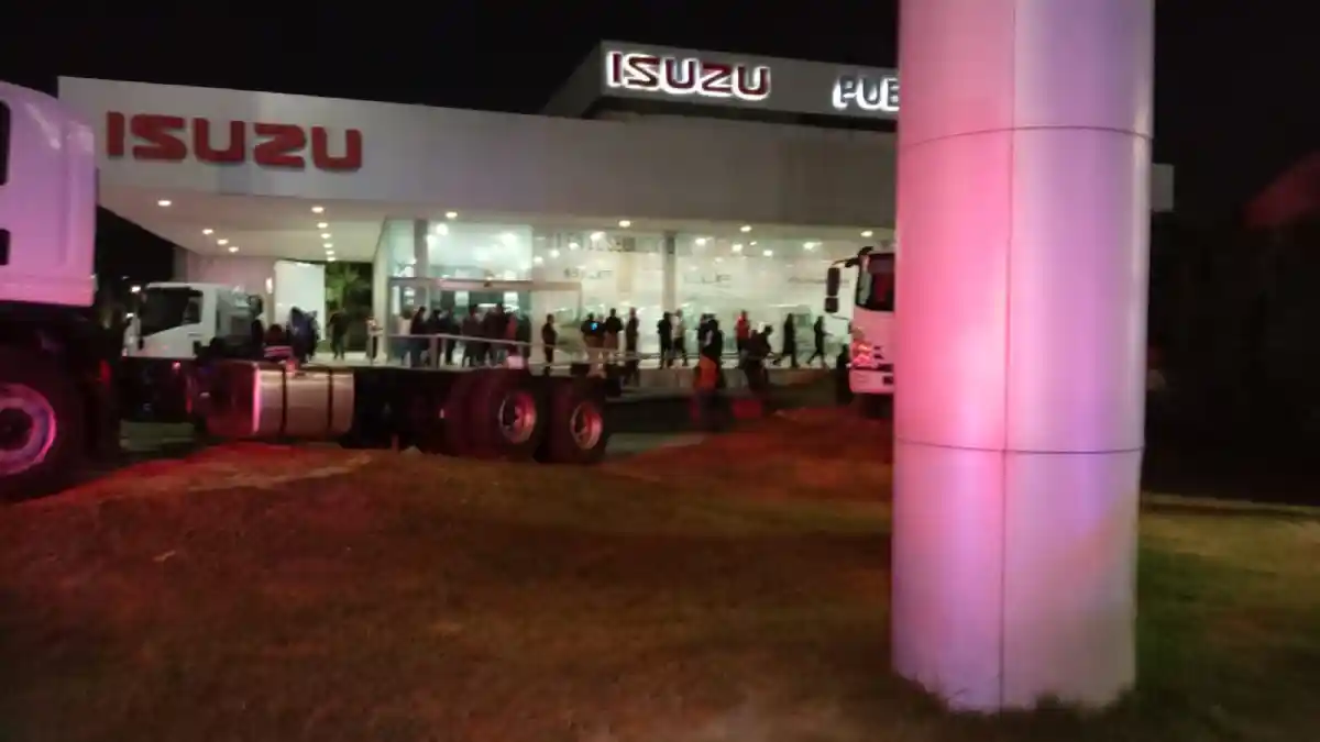 Desalojo en agencia Isuzu de San Andrés Cholula provoca movilización policial.
