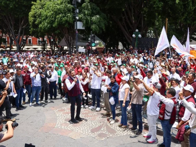 Morenistas se reúnen en el Zócalo de Puebla para apoyar a Sheinbaum en la celebración de su triunfo