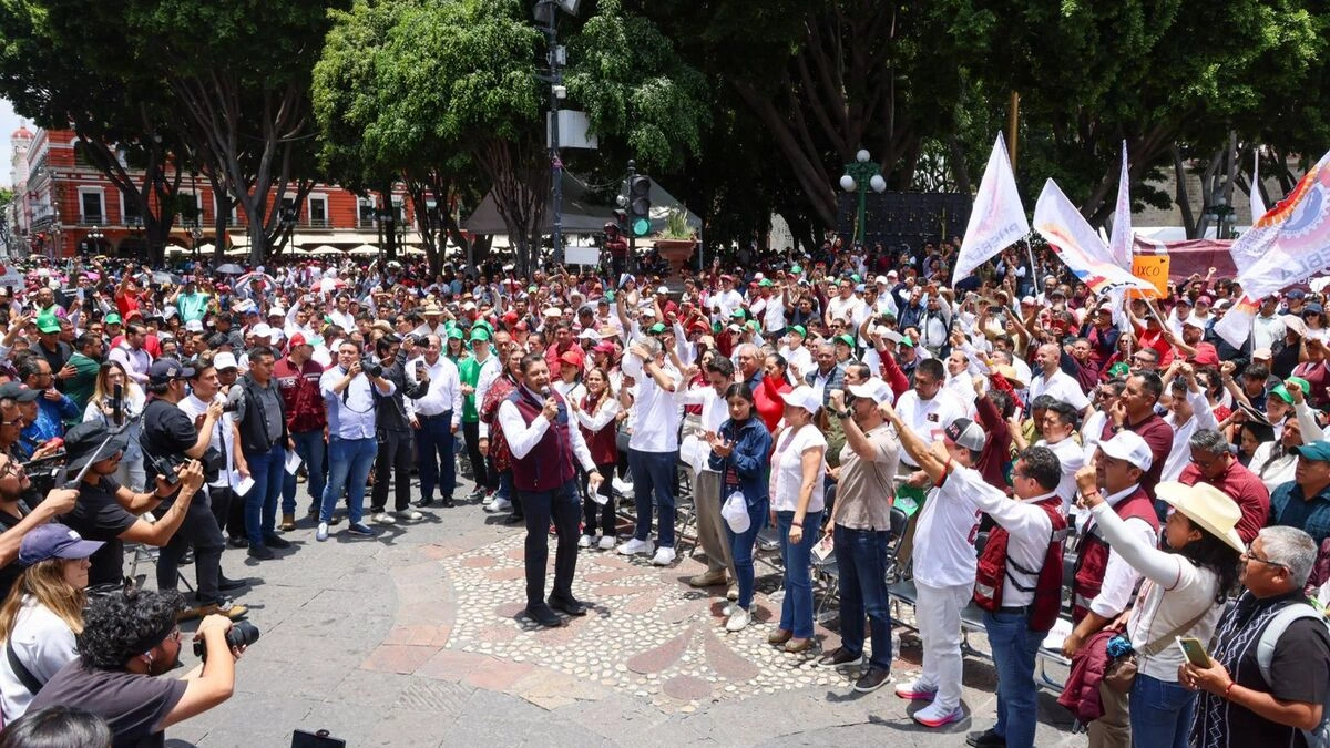 Morenistas se reúnen en el Zócalo de Puebla para apoyar a Sheinbaum en la celebración de su triunfo