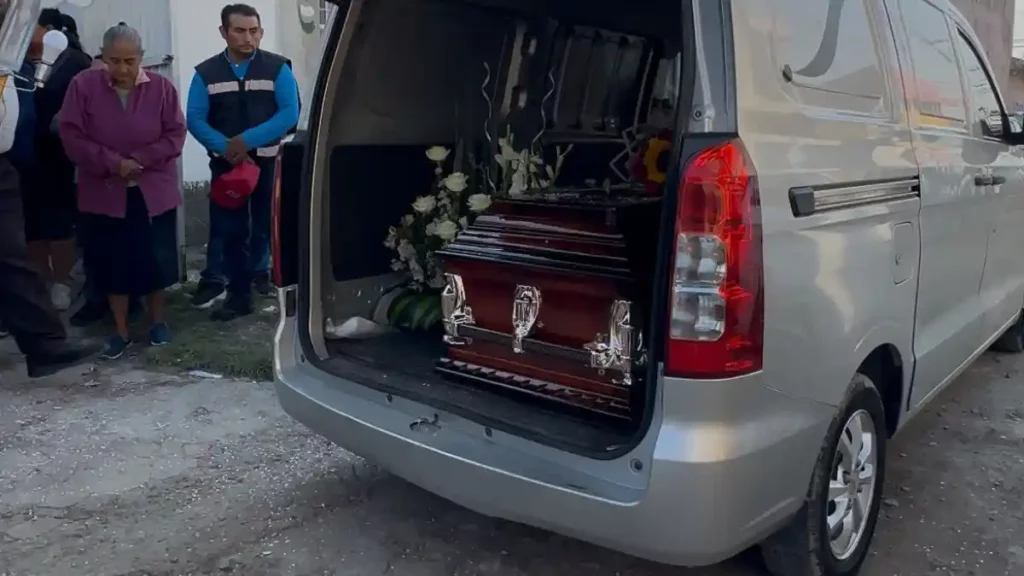 Carroza fúnebre que trasladará el cuerpo de Blanca Adriana hasta Huauchinango, Puebla.