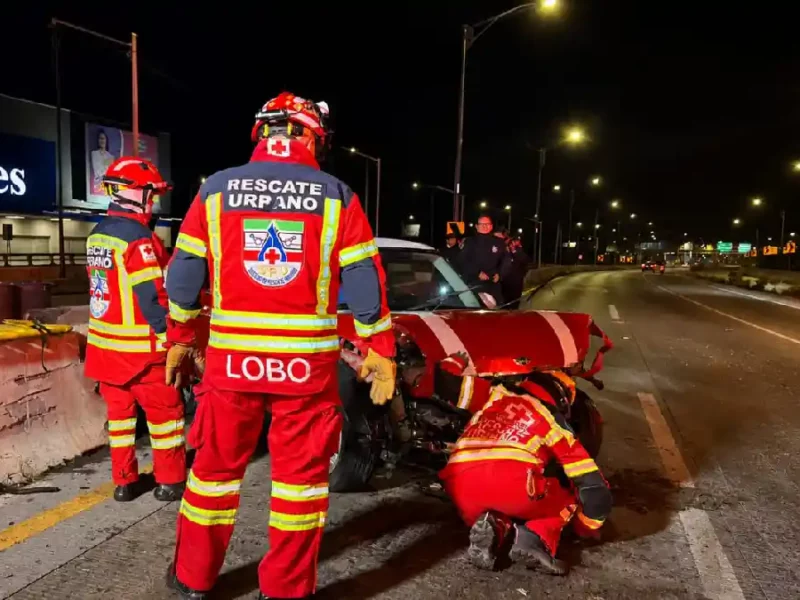Choque de Mini Cooper contra March deja una mujer muerta en el Periférico Ecológico.