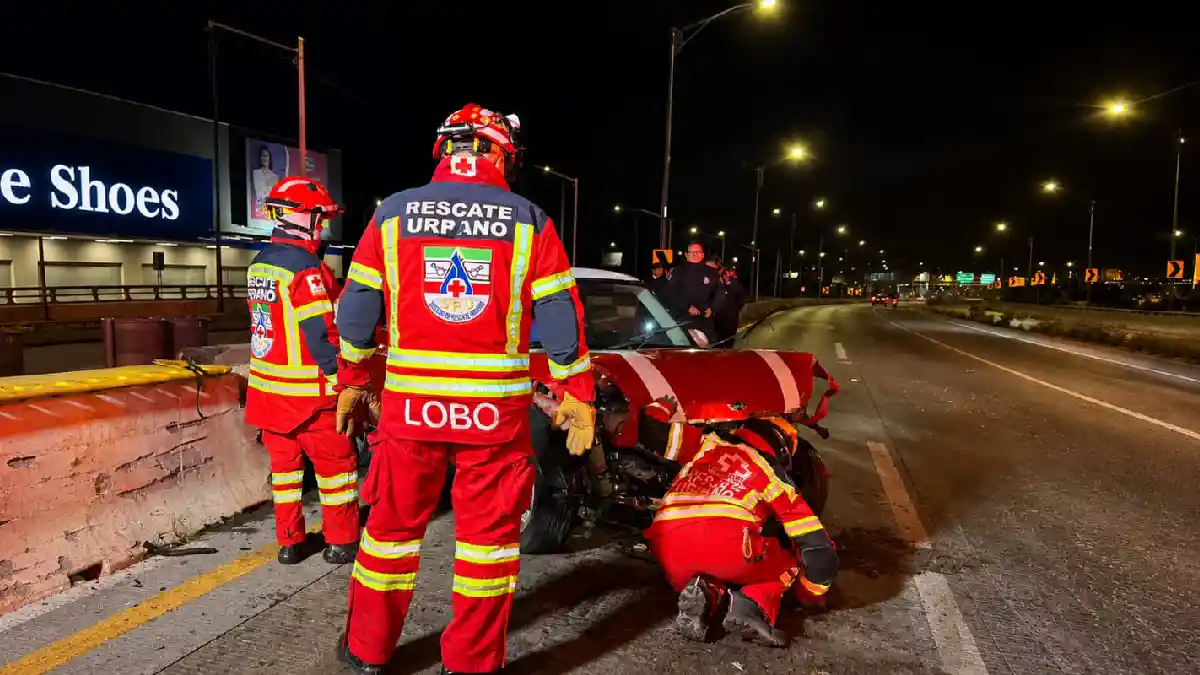 Choque de Mini Cooper contra March deja una mujer muerta en el Periférico Ecológico.